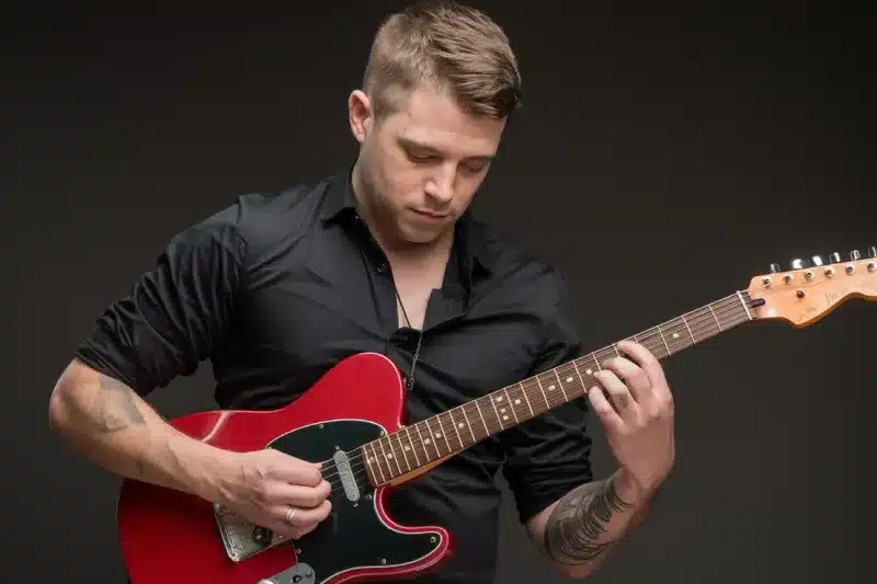 Lær å spille gitar hjemme – den ultimate guiden for nybegynnere